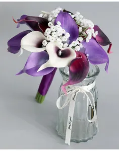 Detailaufnahme eines künstlichen Calla-Blumenstraußes mit weißem Schleierkraut in Vase.