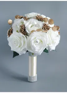Eleganter künstlicher weißer Rosen Brautstrauß mit goldenen Blättern und Strassgriff.
