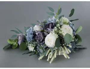 Details des künstlichen kaskadenförmigen Brautstraußes mit Rosen und Eukalyptusblättern.