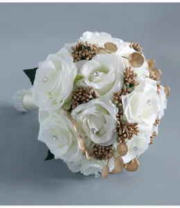 Nahaufnahme des künstlichen weißen Rosen Brautstraußes mit goldenen Beeren und Strass.