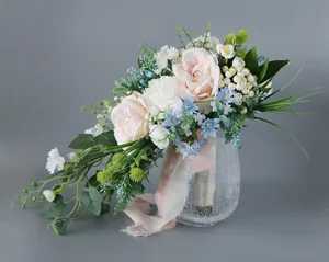 Detailansicht des wunderschönen künstlichen Brautstraußes mit Rosen in der Glasvase.