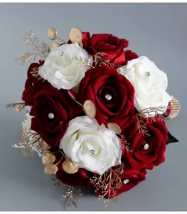 Bouquet da sposa artificiale con rose rosse e bianche e foglie dorate per matrimoni e foto.