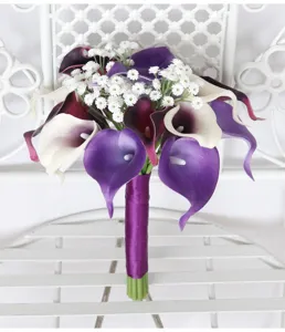Künstlicher Calla-Lilien Brautstrauß mit lila Band und weißem Schleierkraut für Hochzeit.