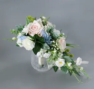 Detailansicht des künstlichen Kaskaden-Brautstraußes mit rosa Rosen und blauen Blumen.