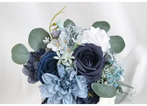 Detailaufnahme des künstlichen Hochzeitsblumenstraußes mit blauen weißen Blumen und Eukalyptus.