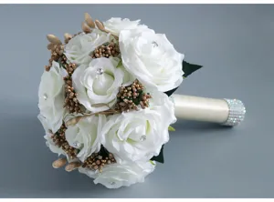 Nahaufnahme eines weißen künstlichen Rosenhochzeitsstrausses mit Strass und Gold.