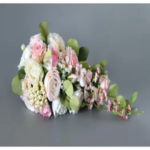 Détail de bouquet de mariée artificiel, arrangement floral rose et blanc, accessoire photo.