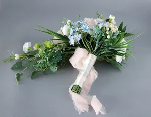Künstlicher Brautstrauß im Waldstil, Kaskaden-Blumenstrauß mit weißen Rosen und Bändern.