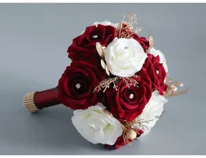Vista dettagliata del bouquet da sposa artificiale con rose rosse e bianche e strass.
