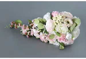Vue de détail rapprochée du bouquet de mariée artificiel en cascade avec roses et baies.