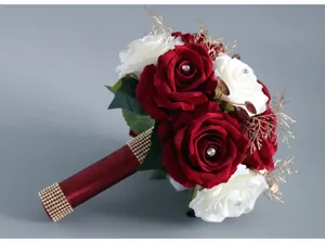 Vista dettagliata dell'elegante bouquet da sposa in rose artificiali rosse e bianche.