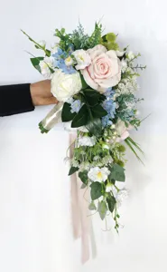 Kaskadierender künstlicher Brautstrauß mit rosa Rosen für Hochzeitsfotografie Details.