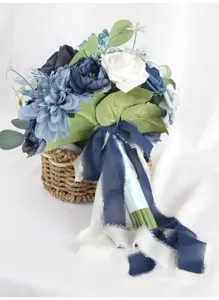 Blau-weißer künstlicher Brauthochzeitsstrauß Detail mit Schleife und geflochtenem Korb.