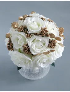 Detailansicht des weißen künstlichen Hochzeitsstrauchs mit goldenen Blättern und Strass.