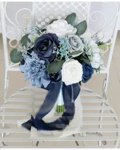 Nahaufnahme der eleganten blauen und weißen künstlichen Rosen Brauthochzeitsblumenstrauß mit Bändern.