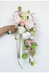 Vue détaillée du bouquet de mariée artificiel en cascade avec de belles roses et du feuillage.