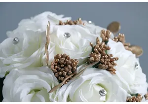 Künstlicher weißer Rosen Braut Hochzeitsstrauch mit goldenen Beeren und Strasssteinen.