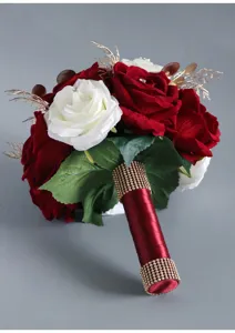 Primo piano del manico del bouquet da sposa in rose artificiali con strass scintillanti.