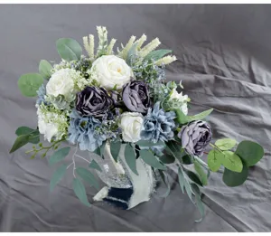 Künstlicher Braut-Tropfen-Blumenstrauß Detailansicht, elegante weiße und lila Blumen.