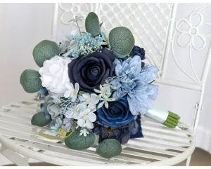 Detailansicht des künstlichen blau-weißen Hochzeitsbrautstraußes, elegante Blumenarrangement-Requisite.
