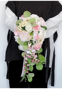 Vue détaillée du bouquet de mariée artificiel en forme de goutte style forêt avec roses.