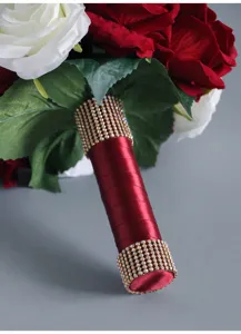 Vista dettagliata del manico del bouquet da sposa artificiale con strass e nastro di raso.