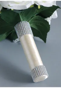 Brautstrauß Griff Detailaufnahme, künstliche Blumen mit Strassband für Hochzeit.