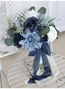 Braut Hochzeit künstliche Blumenstrauß mit blau weißen Rosen und Schleifen für Fotorequisiten.