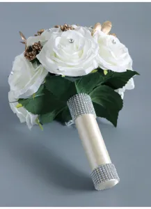 Nahaufnahme des künstlichen weißen Rosenbrautstraußes mit funkelndem Strasssteinen Griff.