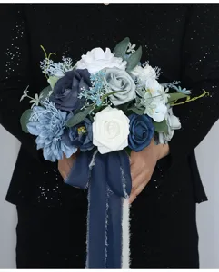 Detailansicht des blauen und weißen künstlichen Brautstraußes für Hochzeiten und Fotos.