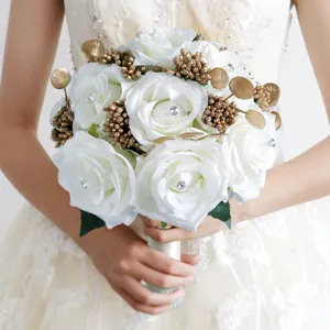 Künstlicher Brautstrauß mit weißen Rosen, goldenen Beeren und Strasssteinen für Hochzeiten.