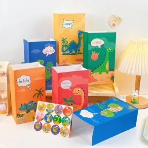 Sacchetti regalo di carta con dinosauri cartoni animati e adesivi per feste di compleanno.