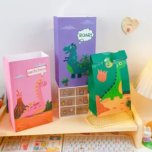 Vista di dettaglio di sacchetti regalo in carta con dinosauri, buste colorate per feste.