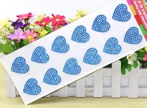 Nahaufnahme Detail von blauen Strass Herzen Aufkleber DIY Handwerk Kristalle auf Karte display.