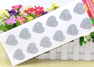 Detailansicht der DIY Kristall Strass Herz Aufkleber zur Dekoration von Handy und Basteln.