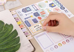 Close-up detail van kleurrijke plannerstickers en briefjes die met de hand worden afgepeld.