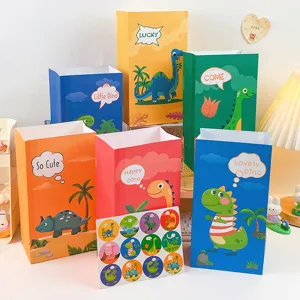 Sacchetti regalo di carta con adesivi di dinosauri per feste di compleanno per bambini.