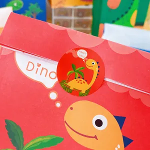 Vista dettagliata del sacchetto regalo dinosauro in carta kraft con adesivo colorato.