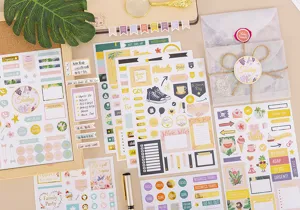 Gedetailleerd overzicht van decoratieve planner stickerbladen met tropische ontwerpen en to-do's.