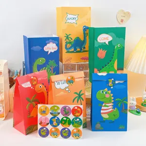 Sacchetti regalo in carta kraft dinosauro colorato dettaglio con adesivi per festa di compleanno.