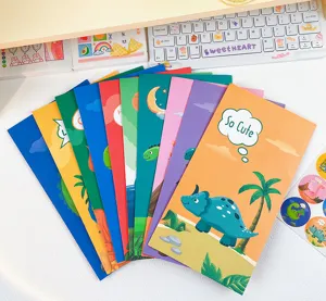 Vista dettagliata di sacchetti regalo in carta con dinosauri, perfetti per feste di compleanno.