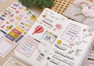 Close-up detailopname van decoratieve planner stickers in een creatieve dagboek platte weergave.