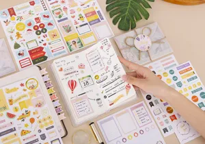 Gedetailleerd overzicht van kleurrijke plannerstickers en decoratieve journalbladen voor planning.