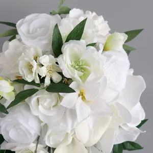 Weißer künstlicher Hochzeits-Brautstrauß, realistische Seidenrosen und Grün für Dekoration.
