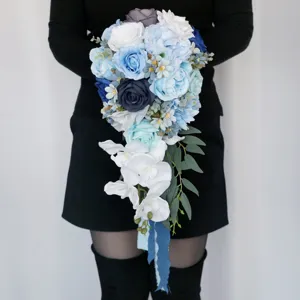 Westlicher Hochzeits Brautstrauß Künstliche Seidenblume Wassertropfen Wasserfall Stil Weiß Blau Rose Handstrauß Fotografie Requisiten