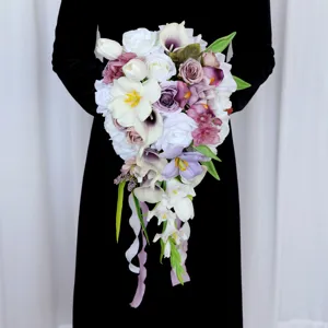 Künstlicher Wasserfall Brautstrauß mit Tulpen und Rosen für Hochzeitsfotografie.