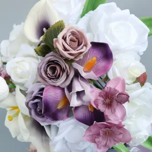 Künstliche Blumen Brautstrauß, wunderschönes weißes und violettes Rosen Gesteck für Fotos.