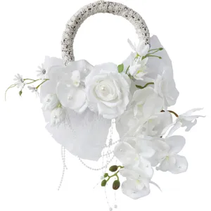 Schöner weißer künstlicher Blumenkranz als elegantes Hochzeitsaccessoire für Braut.