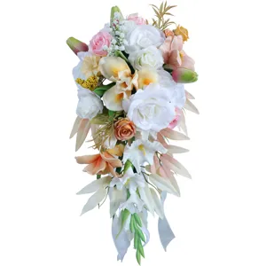 Eleganter künstlicher Brautstrauß im Kaskaden-Design mit weißen Rosen für die Hochzeitsdeko