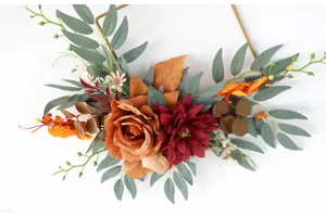 Herbst künstlicher Rosenkranz mit geometrischem Metallrahmen für wunderschöne Wanddeko.